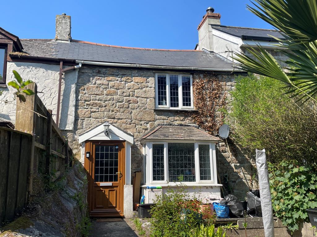 Lot: 45 - FREEHOLD RESIDENTIAL INVESTMENT - Front fa?ade of property with ground floor bay window